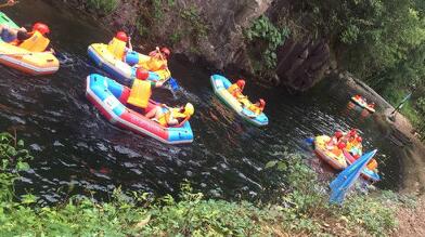 超翔科技的家人們乘坐橡皮艇