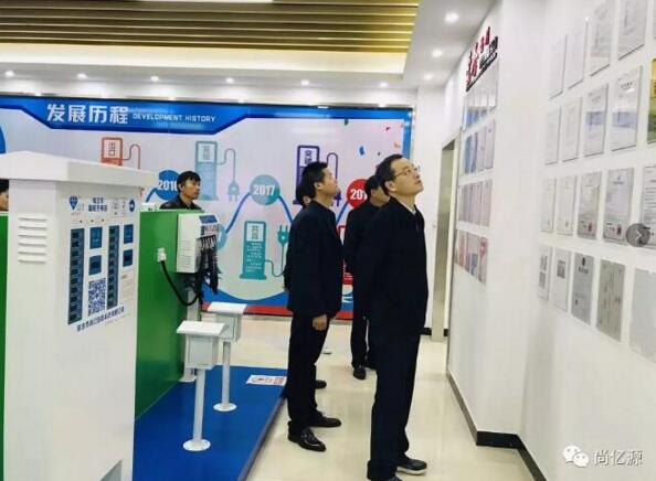 車書記一行駐足認(rèn)真觀看榮譽(yù)證書墻