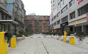 凱里嘉瑞生活廣場道閘案例 - 中出網(wǎng)-智能出入口與停車充電門戶