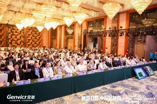 智慧公路主題主題賽現(xiàn)場，專家評委正在觀看項目路演