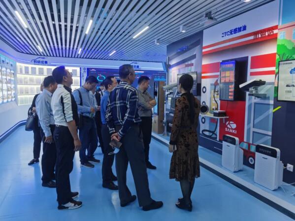 上海寶山區(qū)區(qū)委常委、副區(qū)長蘇平一行 蒞臨偉龍科技參觀指導(dǎo)