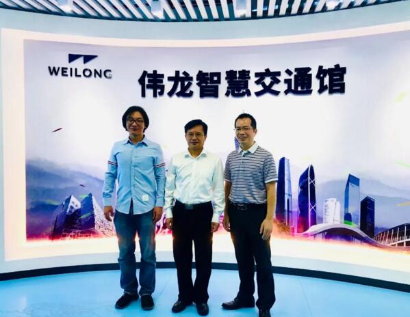 廣州黃埔區(qū)常務副區(qū)長毛松柏一行蒞臨偉龍科技參觀指導