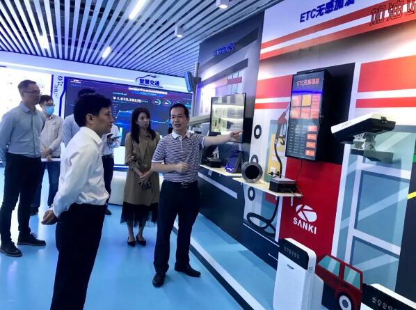 領導們首先參觀了偉龍科技的新展廳