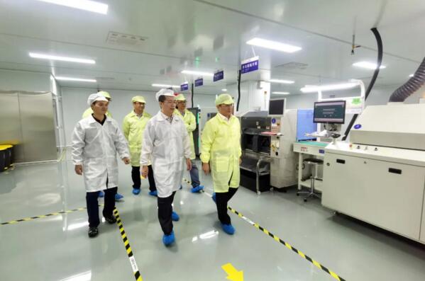 領導一行來到偉龍科技的生產(chǎn)制造車間考察