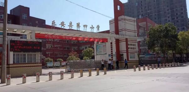 撫州升降柱如同站崗的士兵 時刻守護著樂安縣第四小學