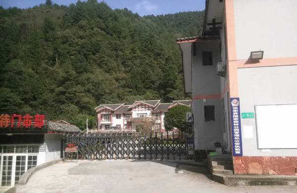 張家界國(guó)家森林公園伸縮門(mén)案例